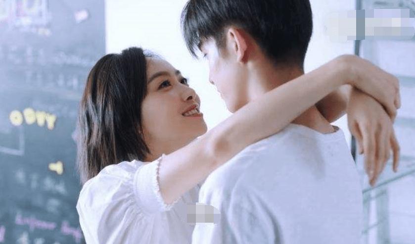 应采儿带俩娃游环球影城，俩儿子羽绒服裹严实